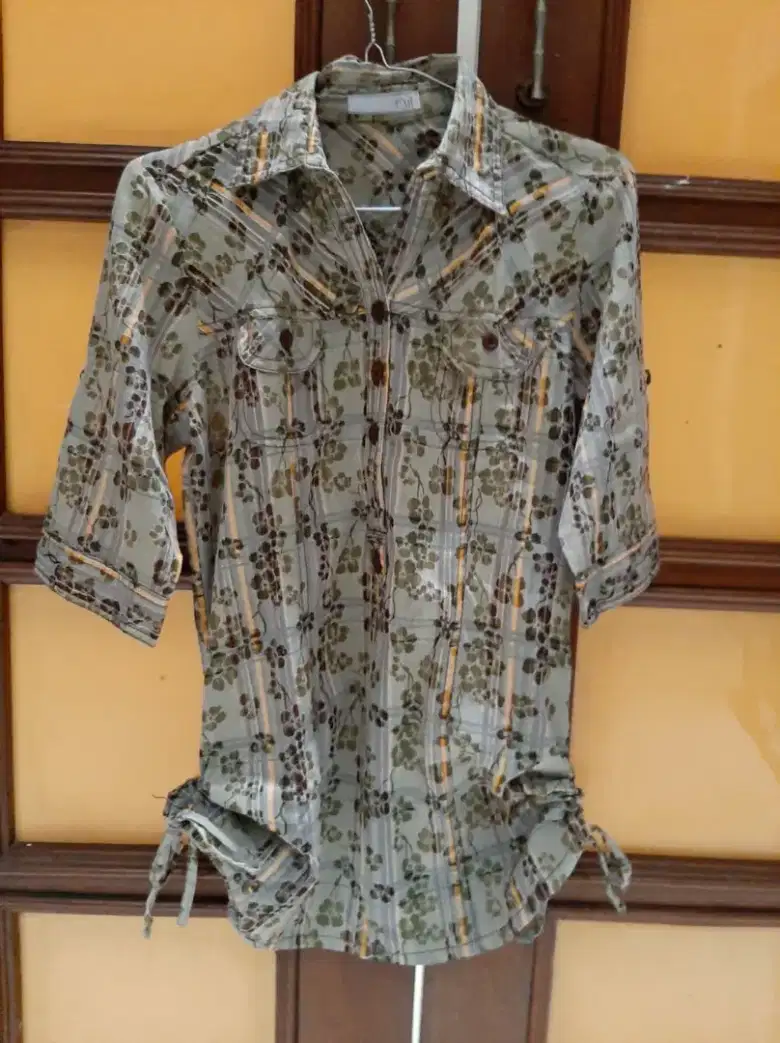Kemeja Preloved Wanita Cream